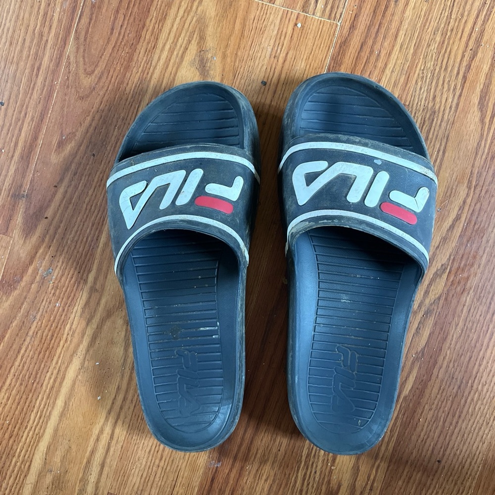 Fila Women 9 Mens 10 Black and Red Slide Sandals (need wiped off)
